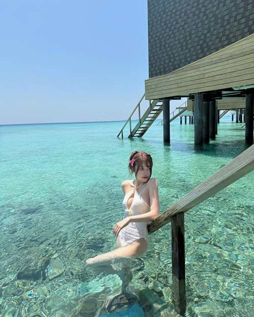 เบนซ์ ขวัญข้าว ใส่ชุดว่ายน้ำใสๆ ถ่ายรูปทะเลใส ผิวก็ขาวกระจ่างใส